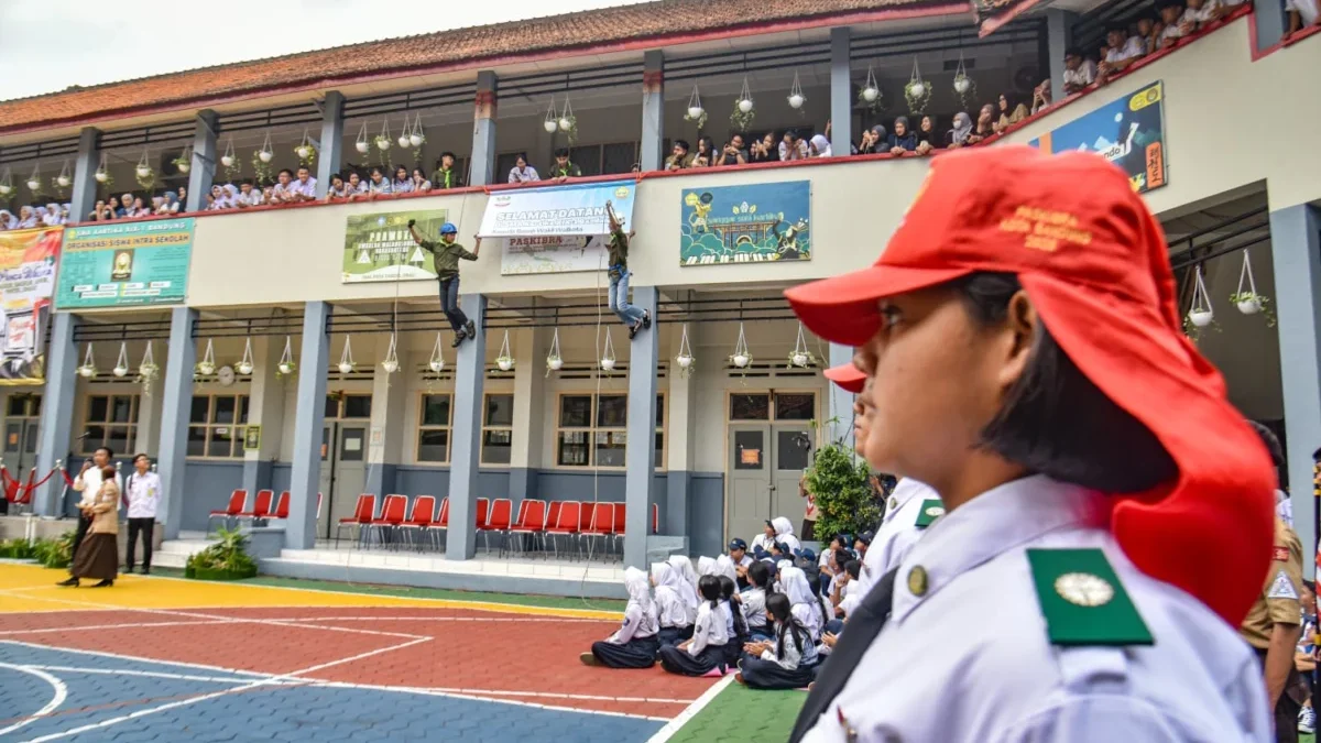 Siswa SMA menunjukan aksi demo ekskul Rappeling di MPLS Ramah Panca Waluya di SMAS Kartika XIX-1 Bandung, Rabu (16/7). Foto: Dimas Rachmatsyah / Jabar Ekspres