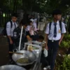 Siswa SMP membeli jajanan di PKL di Jalan Taman Pramuka, Kota Bandung, Rabu (16/7). Foto: Dimas Rachmatsyah / Jabar Ekspres
