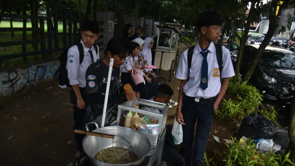 Siswa SMP membeli jajanan di PKL di Jalan Taman Pramuka, Kota Bandung, Rabu (16/7). Foto: Dimas Rachmatsyah / Jabar Ekspres