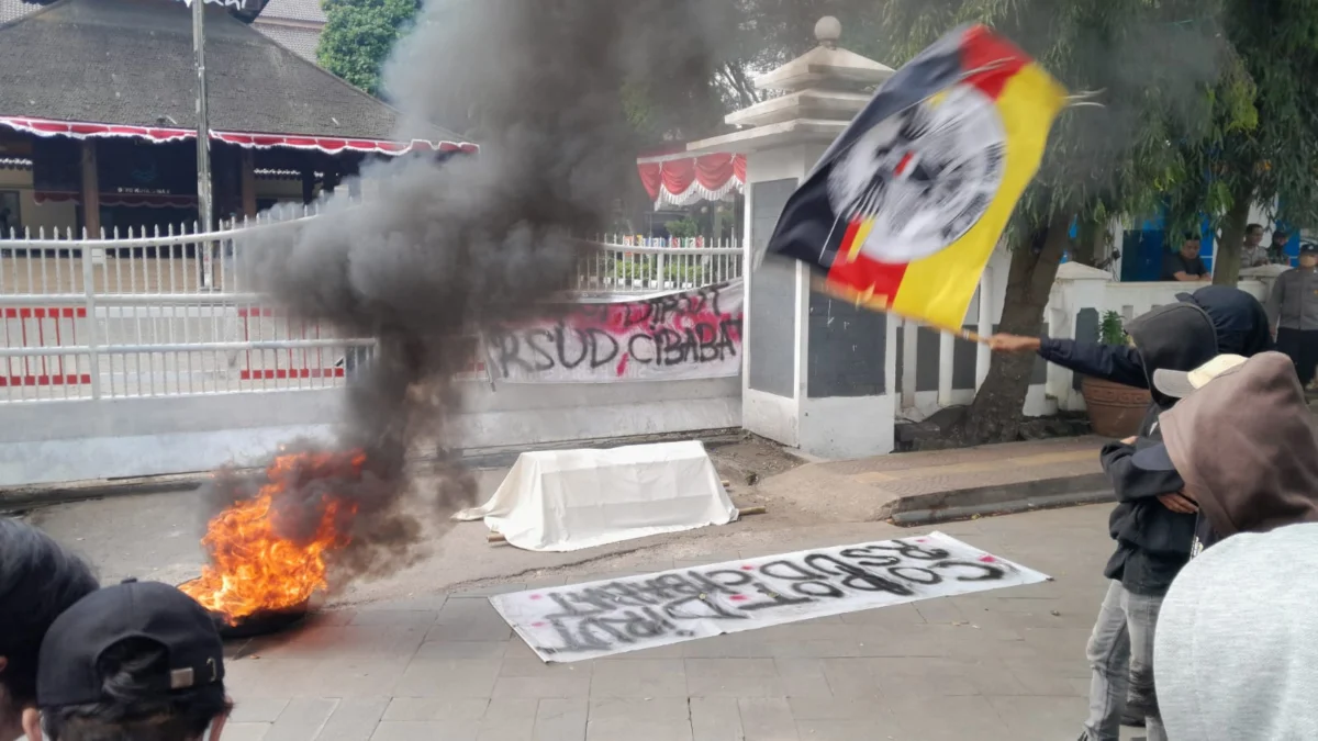 LSM GBR Desak Wali Kota Copot Dirut RSUD Cibabat, Soroti Pelayanan Buruk dan Abaikan Surat Edaran Gubernur LSM GBR lakukan aksi desak Dirut RSUD Cibabat dicopot atas buruknya pelayanan pada pasien.