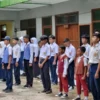 SMP Garuda Dayeuhkolot yang berlokasi di Jalan Sukabirus, Kecamatan Dayeuhkolot, Kabupaten Bandung, tetap melaksanakan Masa Pengenalan Lingkungan Sekolah (MPLS) untuk tahun ajaran 2025/2026 meski hanya menerima 11 siswa baru. Foto Agi
