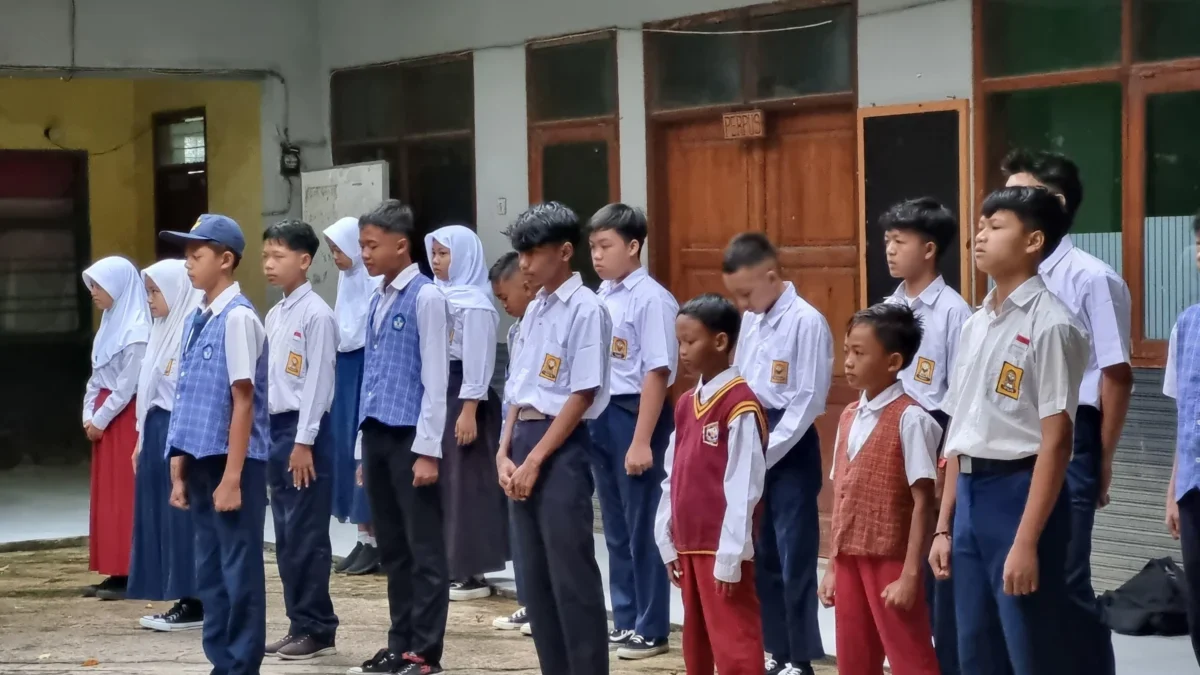 SMP Garuda Dayeuhkolot yang berlokasi di Jalan Sukabirus, Kecamatan Dayeuhkolot, Kabupaten Bandung, tetap melaksanakan Masa Pengenalan Lingkungan Sekolah (MPLS) untuk tahun ajaran 2025/2026 meski hanya menerima 11 siswa baru. Foto Agi
