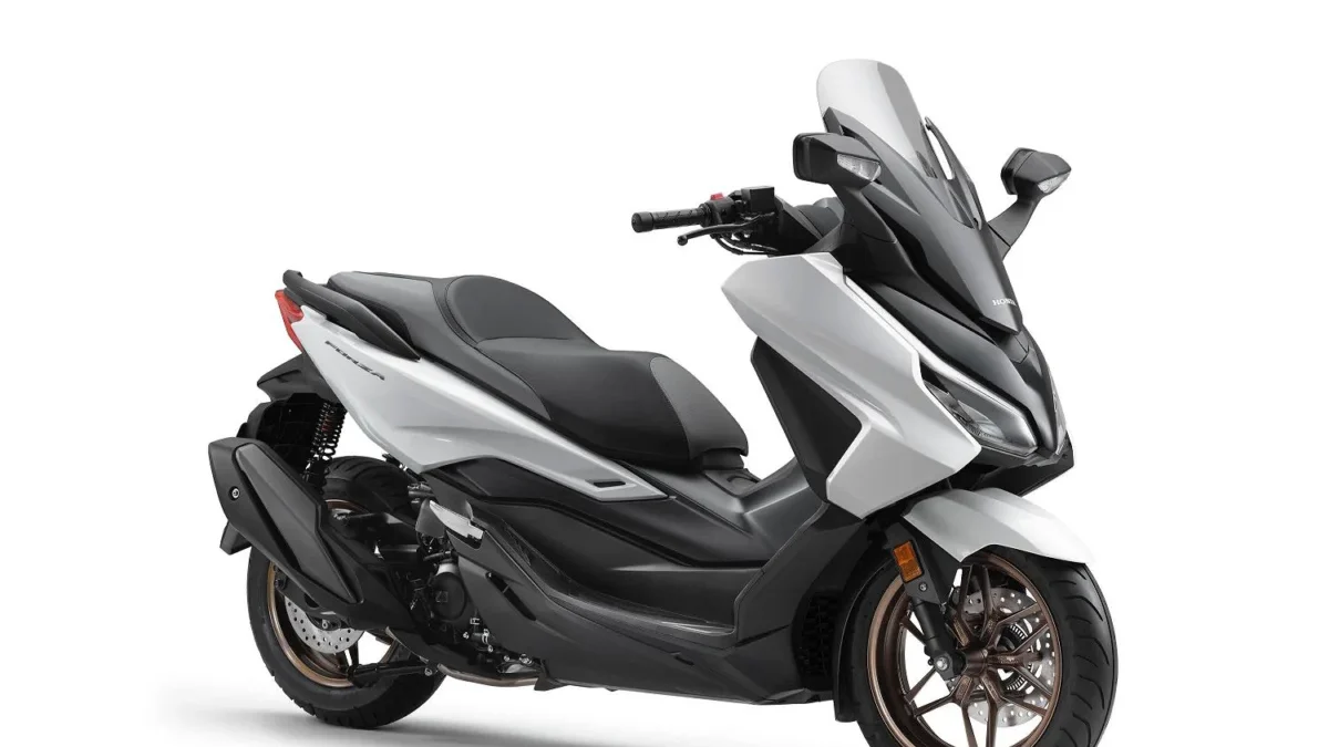 Makin Berkelas, Honda Forza tampil semakin berkelas berkat hadirnya panel meter TFT 5 inci, tambahan lampu bagasi, dan bekal pilihan warna baru. Karakter ekslusifnya kini semakin tegas untuk memberikan perjalanan penuh kebanggaan para pecinta skutik premium di Indonesia.