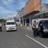 Anggota Satlantas Polres Banjar memeriksa kendraan dalam operasi gabungan bersama P3DW dan Pemkot Banjar untuk menurunkan angkta KTMDU, Kamis (17/7/2025). (Cecep Herdi/Jabar Ekspres)