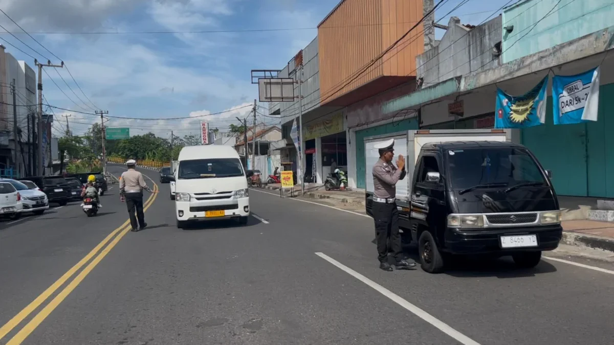 Anggota Satlantas Polres Banjar memeriksa kendraan dalam operasi gabungan bersama P3DW dan Pemkot Banjar untuk menurunkan angkta KTMDU, Kamis (17/7/2025). (Cecep Herdi/Jabar Ekspres)
