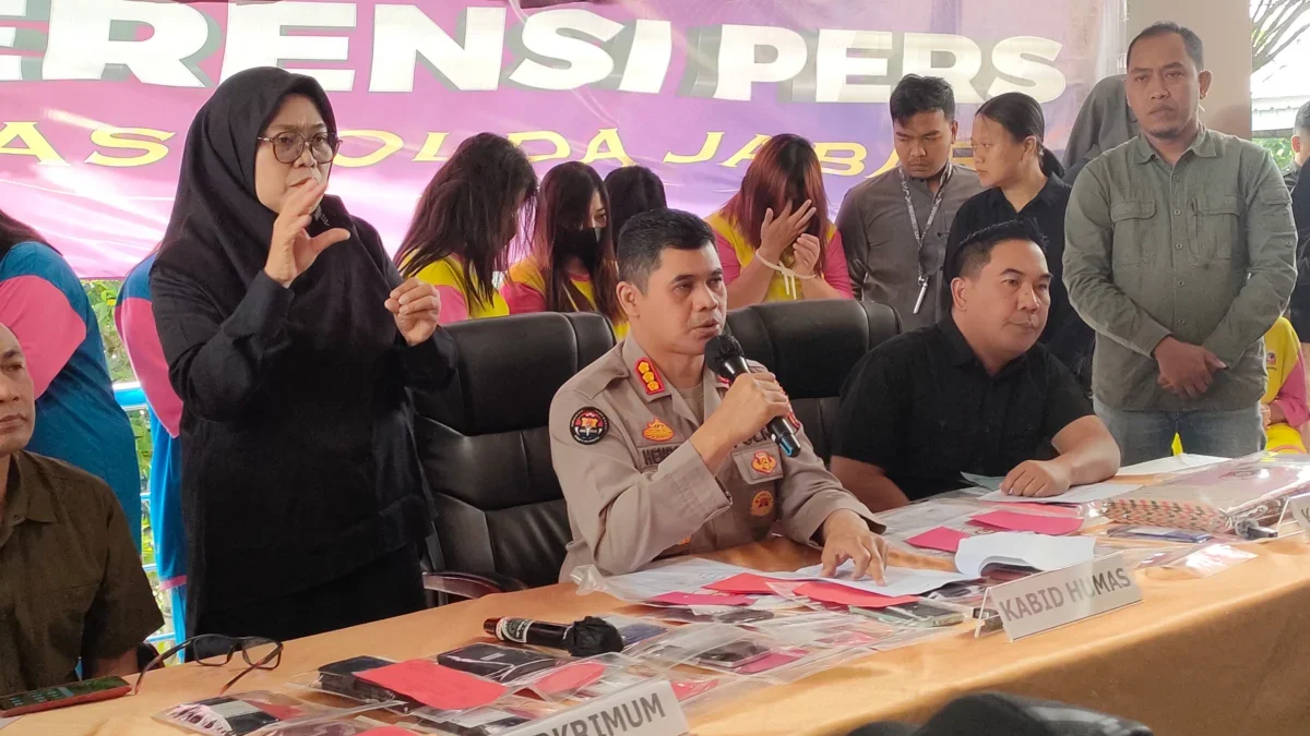 Dik. Preskon pers Polda Jabar terkait pengungkapan kasus pengadaan bayi jaringan internasional. Kamis (17/7). Foto. Sandi Nugraha.