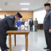 Wali Kota Cimahi, Ngatiyana saat Melantik M. Ronny Sebagai Pj Sekda Cimahi (mong)