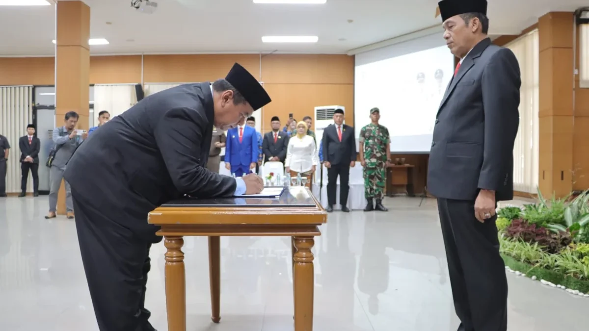 Wali Kota Cimahi, Ngatiyana saat Melantik M. Ronny Sebagai Pj Sekda Cimahi (mong)