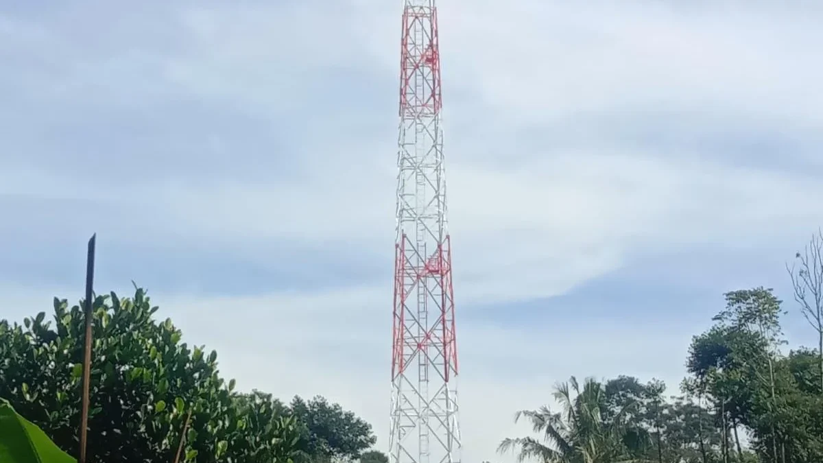 Belum Kantongi PBG! Menara BTS di Desa Mekarbakti Sumedang Berhasil Berdiri Tegak Meski Tak Sesuai Perda Menara BTS di Dusun Lebakbitung, Desa Mekarbakti, Kecamatan Pamulihan, Kabupaten Sumedang telah berdiri tegak di tengah proses perizinan PBG yang belum keluar.