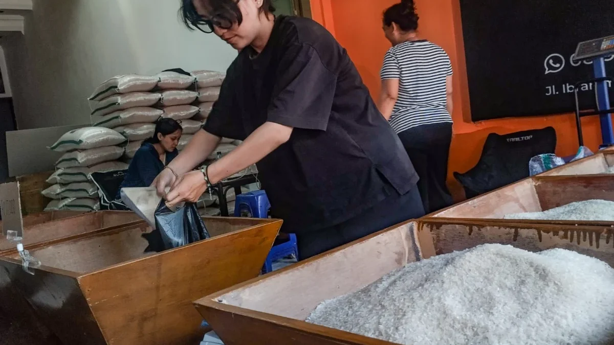 Ilustrasi: Pedagang menjual beras. Foto: Dimas Rachmatsyah / Jabar Ekspres