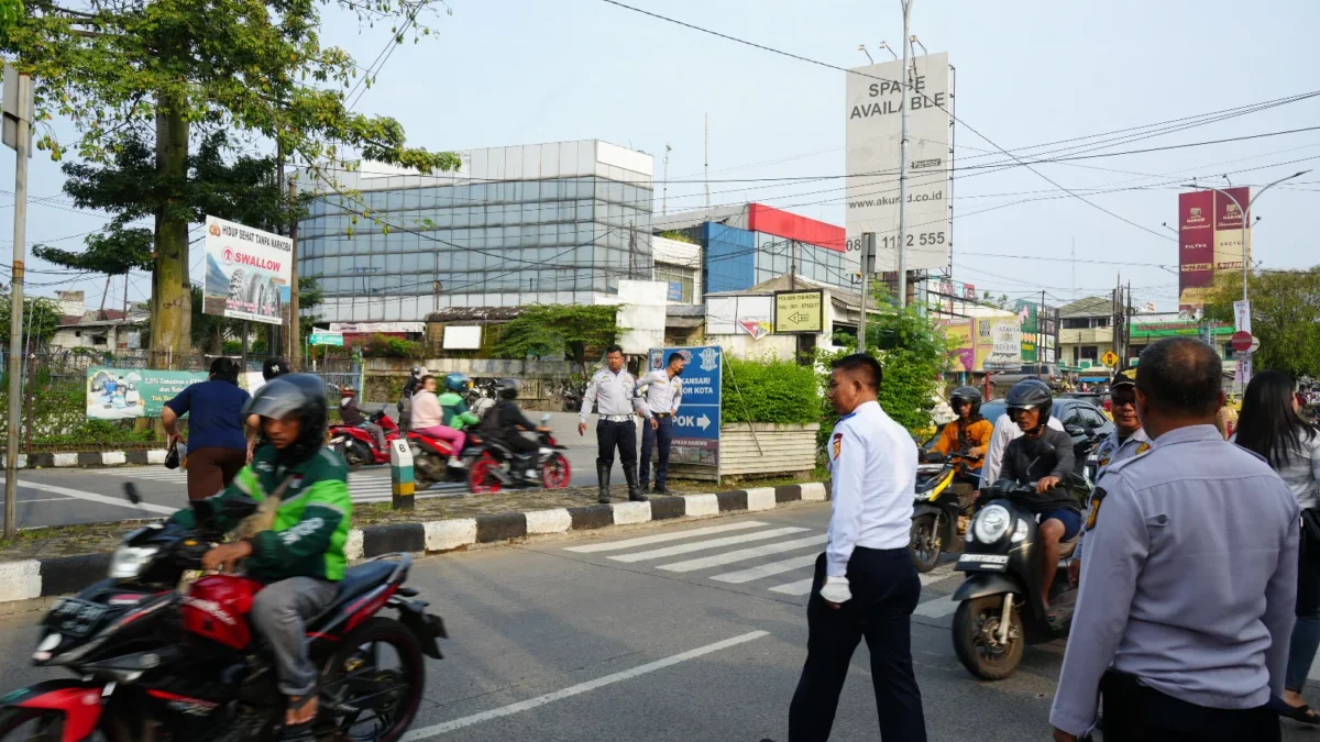 Dinas Perhubungan (Dishub) Kabupaten Bogor menertibkan parkir liar di Simpang Cibinong yang kerap mengalami kepadatan.