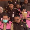 Kejaksaan Negeri Kabupaten Bandung menahan tiga tersangka kasus dugaan korupsi pengadaan caravan mobil laboratorium COVID-19 tahun anggaran 2021 pada Dinas Kesehatan Kabupaten Bandung Barat (KBB). Foto Agi