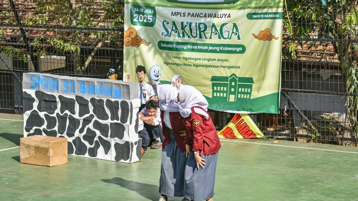 Pelajar menampilkan demo ekstrakurikuler kabaret saat Masa Pengenalan Lingkungan Sekolah (MPLS) di Lapangan SMA Negeri 19, Jalan Ir. H. Juanda Dago Pojok, Kota Bandung, Kamis (17/7). Foto: Dimas Rachmatsyah / Jabar Ekspres