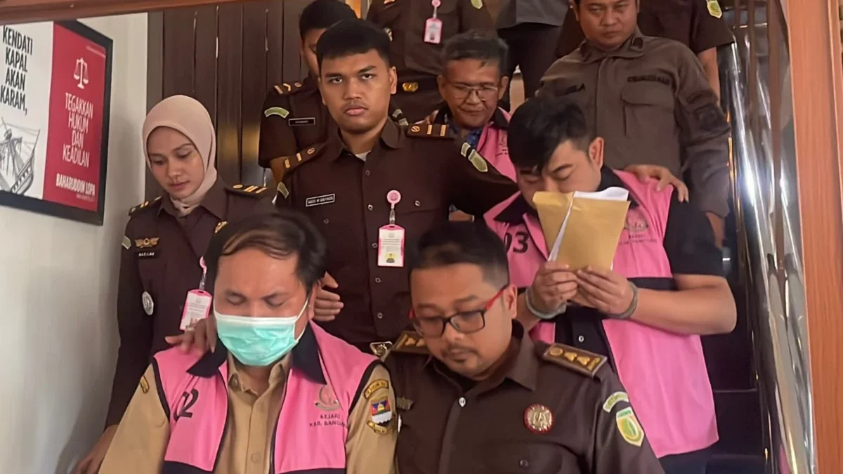 Usai Dua Pejabat Jadi Tersangka Korupsi, Sekda Bandung Barat Minta Pengadaan Dievaluasi Kejaksaan Negeri Kabupaten Bandung menahan tiga tersangka kasus dugaan korupsi pengadaan caravan mobil laboratorium COVID-19 tahun anggaran 2021 pada Dinas Kesehatan Kabupaten Bandung Barat (KBB). Foto Agi