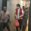 Tersangka kasus pelecehan seksual di RSHS Bandung bernama Priguna Anugerah Pratama saat dilimpahkan ke Kejari Kota Bandung beserta barang buktinya. Jum'at (18/7). Foto. Sandi Nugraha.