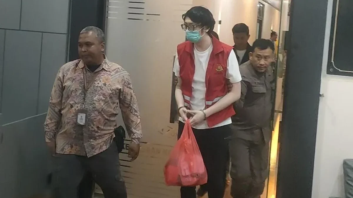 Tersangka kasus pelecehan seksual di RSHS Bandung bernama Priguna Anugerah Pratama saat dilimpahkan ke Kejari Kota Bandung beserta barang buktinya. Jum'at (18/7). Foto. Sandi Nugraha.
