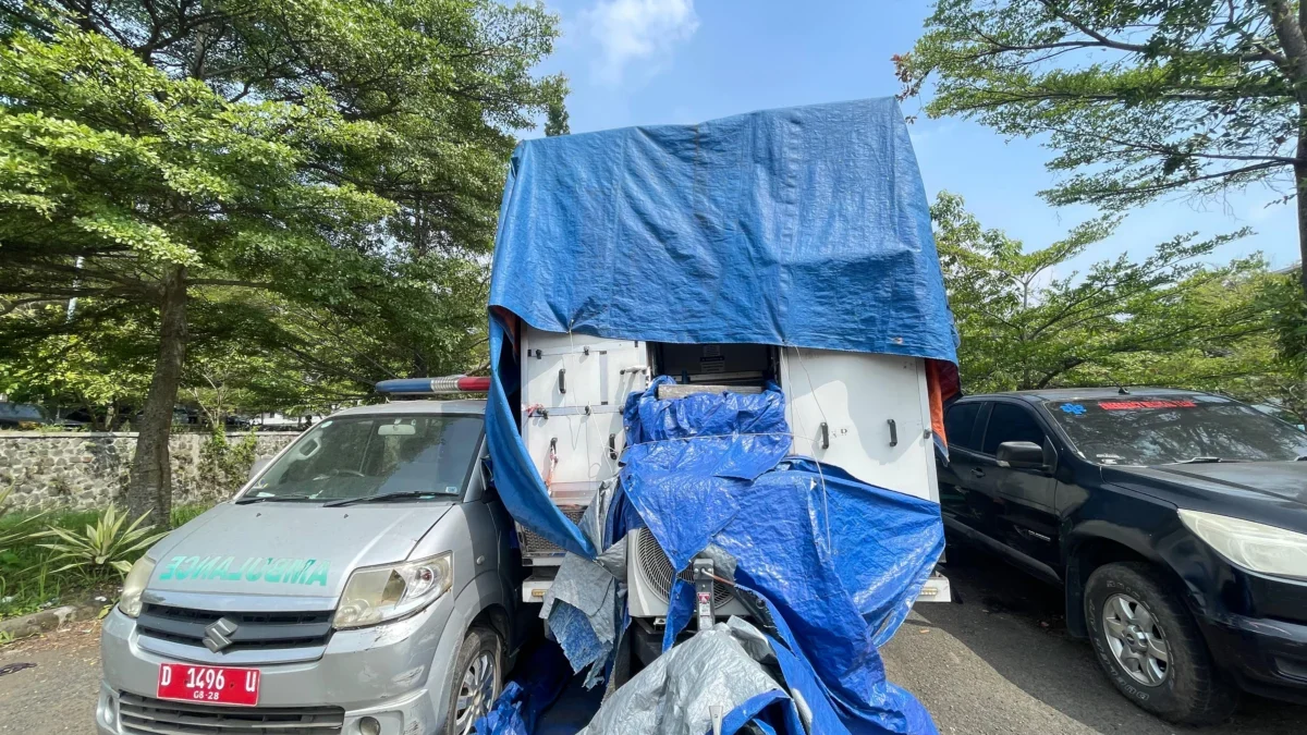 Mobil Lab COVID-19 Bakal Difungsikan Pemda KBB Barang bukti perkara ditutupi terpal berada di area parkir Dinas Kesehatan, kompleks Perkantoran Pemda Bandung Barat. Jumat (18/7). Dok Jabar Ekspres/Suwitno