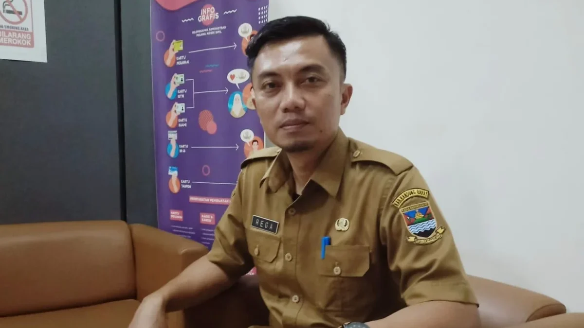 Kepala Badan Kepegawaian dan Pengembangan Sumber Daya Manusia (BKPSDM) Kabupaten Bandung Barat (KBB), Rega Wiguna saat ditemui diruang kerjanya. Jumat (18/7). Dok Jabar Ekspres/Suwitno