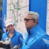 Wali Kota Bandung, Muhammad Farhan (kanan) dan Marketing Director PT Amerta Indah Otsuka, Puspita Winawati (kiri) saat membuka acara pengambilan Raspek Collection di Kiara Artha Park, Jumat (18/7). (Sadam Husen Soleh Ramdhani / JE)