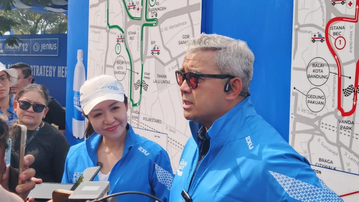 Wali Kota Bandung, Muhammad Farhan (kanan) dan Marketing Director PT Amerta Indah Otsuka, Puspita Winawati (kiri) saat membuka acara pengambilan Raspek Collection di Kiara Artha Park, Jumat (18/7). (Sadam Husen Soleh Ramdhani / JE)