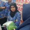 Petugas dari Bidang Perdagangan Kota Banjar mengecek beras kemasaran di salah satu toko modern. Pengecekean dilakukan untuk memastikan beras bebas dari praktik oplosan. (Cecep Herdi/Cecep Herdi)