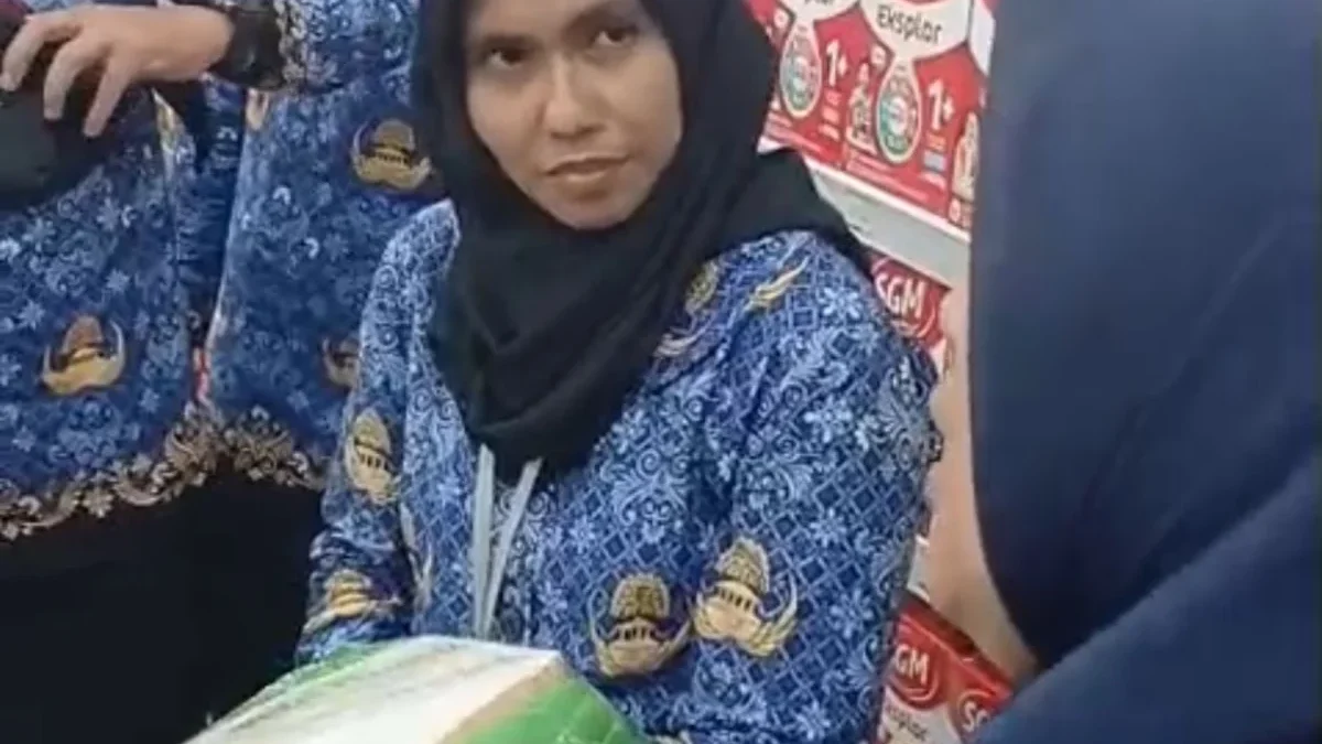 Petugas dari Bidang Perdagangan Kota Banjar mengecek beras kemasaran di salah satu toko modern. Pengecekean dilakukan untuk memastikan beras bebas dari praktik oplosan. (Cecep Herdi/Cecep Herdi)