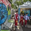 Siswa berjalan pulang dari Masa Pengenalan Lingkungan Sekolah (MPLS) di kawasan Cihampelas, Kota Bandung, Jumat (18/7). Foto: Dimas Rachmatsyah / Jabar Ekspres