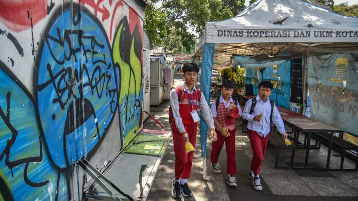 Siswa berjalan pulang dari Masa Pengenalan Lingkungan Sekolah (MPLS) di kawasan Cihampelas, Kota Bandung, Jumat (18/7). Foto: Dimas Rachmatsyah / Jabar Ekspres
