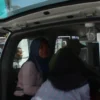 Seorang ibu menangisi kepergian anaknya yang meninggal di pesta nikahan anak KDM karena terinjak usai berdesakan/