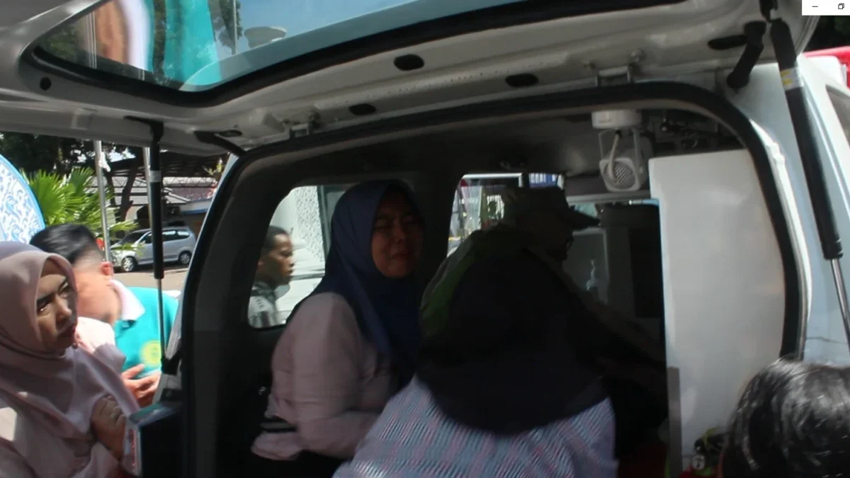 Seorang ibu menangisi kepergian anaknya yang meninggal di pesta nikahan anak KDM karena terinjak usai berdesakan/