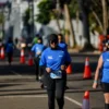 Peserta mengikuti half marathon pada ajang Pocari Sweat Run 2025 saat melintasi Jalan Cihampelas, Kota Bandung