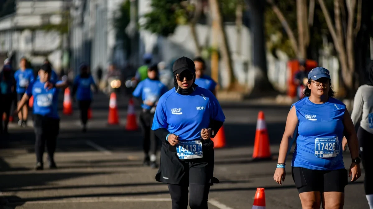 Peserta mengikuti half marathon pada ajang Pocari Sweat Run 2025 saat melintasi Jalan Cihampelas, Kota Bandung