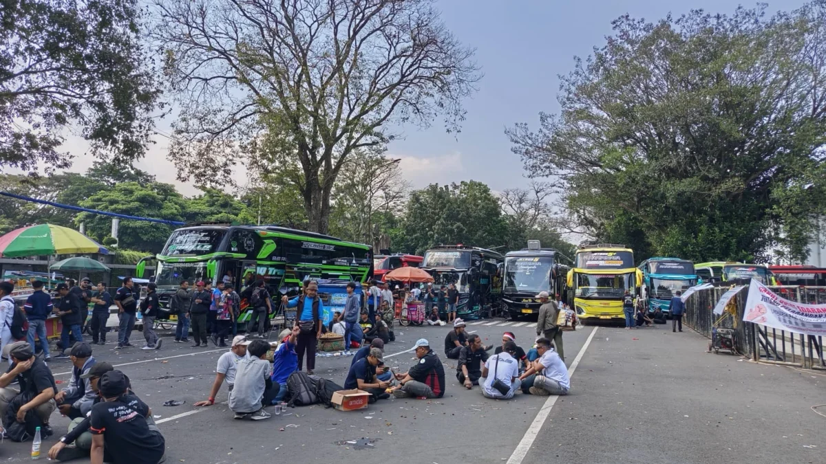 Kepung Gedung Sate, Bus Pariwisata Tuntut Cabut Larangan Study Tour!