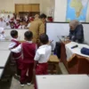 Siswa-siswi SD di Kecamatan Rongga tengah bersiap memulai KBM. Dok Jabar Ekspres/Suwitno