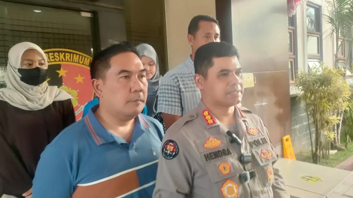 Sindikat Perdagangan Bayi Internasional Terbongkar di Bandung, Polda Jabar Buru 2 Otak Besar Kabid Humas Polda Jabar Kombes Pol Hendra Rochmawan saat umumkan 1 DPO kasus penjualan bayi jaringan internasi