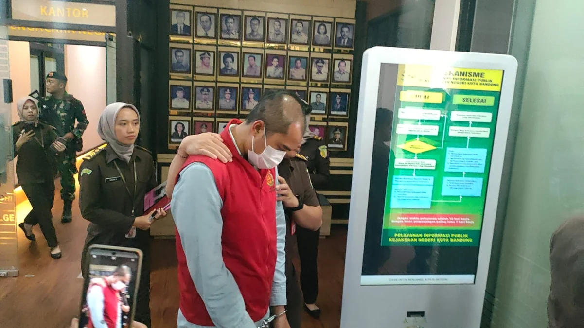 Dok. Terlibat Korupsi di Anak Perusahaan MUJ, Dirut PT ENM 2022 - 2024 berinisial RH berhasil ditetapkan sebagai tersangka oleh Kejari Kota Bandung. Senin (21/7). Foto. Sandi Nugraha.