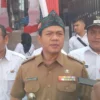 Bupati Bandung, Dadang Supriatna (tengah) bersama Kades Cileunyi Wetan, Hari Haryono (kanan) saat diwawancara terkait Koperasi Desa/Kelurahan Merah Putih, di depan Kopdes Cileunyi Wetan unit usaha klinik kesehatan. (Yanuar/Jabar Ekspres)
