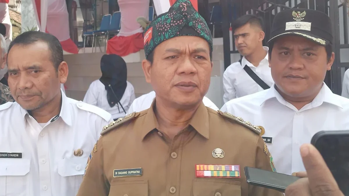 Bupati Bandung, Dadang Supriatna (tengah) bersama Kades Cileunyi Wetan, Hari Haryono (kanan) saat diwawancara terkait Koperasi Desa/Kelurahan Merah Putih, di depan Kopdes Cileunyi Wetan unit usaha klinik kesehatan. (Yanuar/Jabar Ekspres)