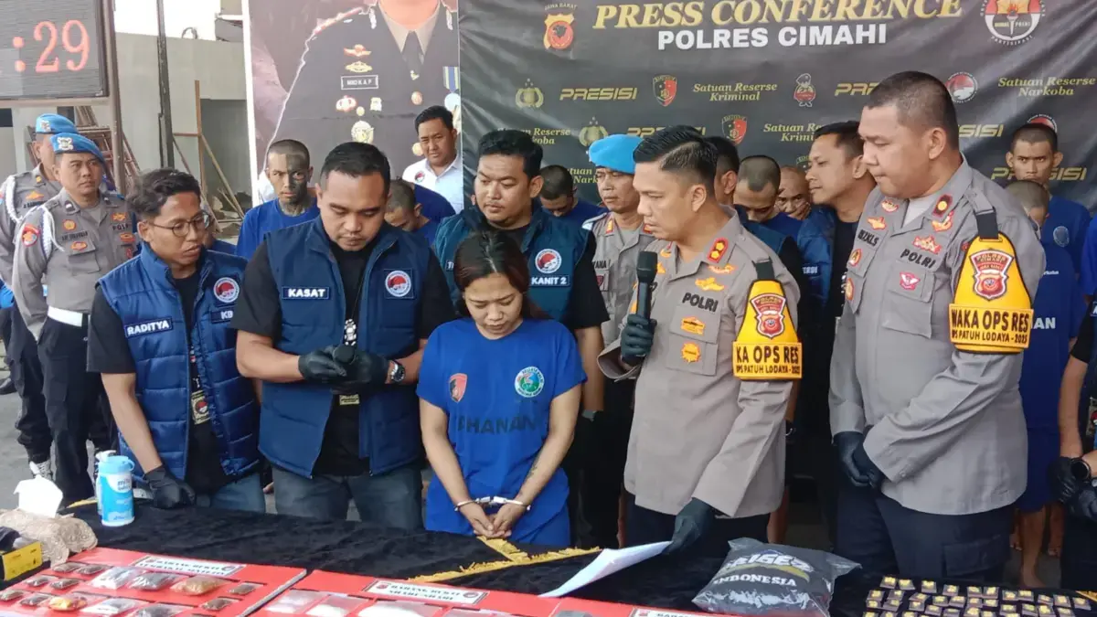 Terlilit Ekonomi, Ibu Rumah Tangga di Cimahi Nekat Jadi Kurir Sabu DS seorang Ibu Rumah Tangga S aat Diamankan Polres Cimahi usai Edarkan Sabu (Mong)