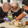 Dokter hewan menyuntikkan obat bius kepada seekor kucing sebelum dilakukan sterilisasi di Gedung PKK, Kota Ba