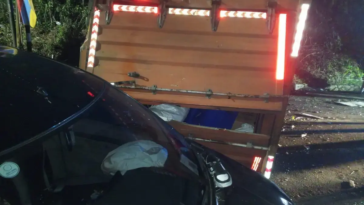 Truk pengangkut peralatan MBG terlibat kecelakaan di Kolmas Cisarua, Kabupaten Bandung Barat. Selasa (22/7). D