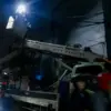 Petugas dari Dinas Perhubungan (Dishub) Kota Bandung melakukan perbaikan lampu Penerangan Jalan Umum (PJU) di