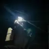 Petugas dari Dinas Perhubungan (Dishub) Kota Bandung melakukan perbaikan lampu Penerangan Jalan Umum (PJU) di