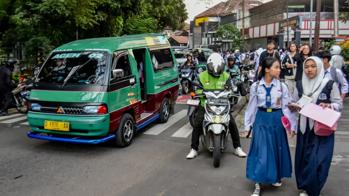 Angkutan kota (angkot) melintas di depan salah satu sekolah di Jalan Taman Pramuka, Kota Bandung, Rabu (23/7).