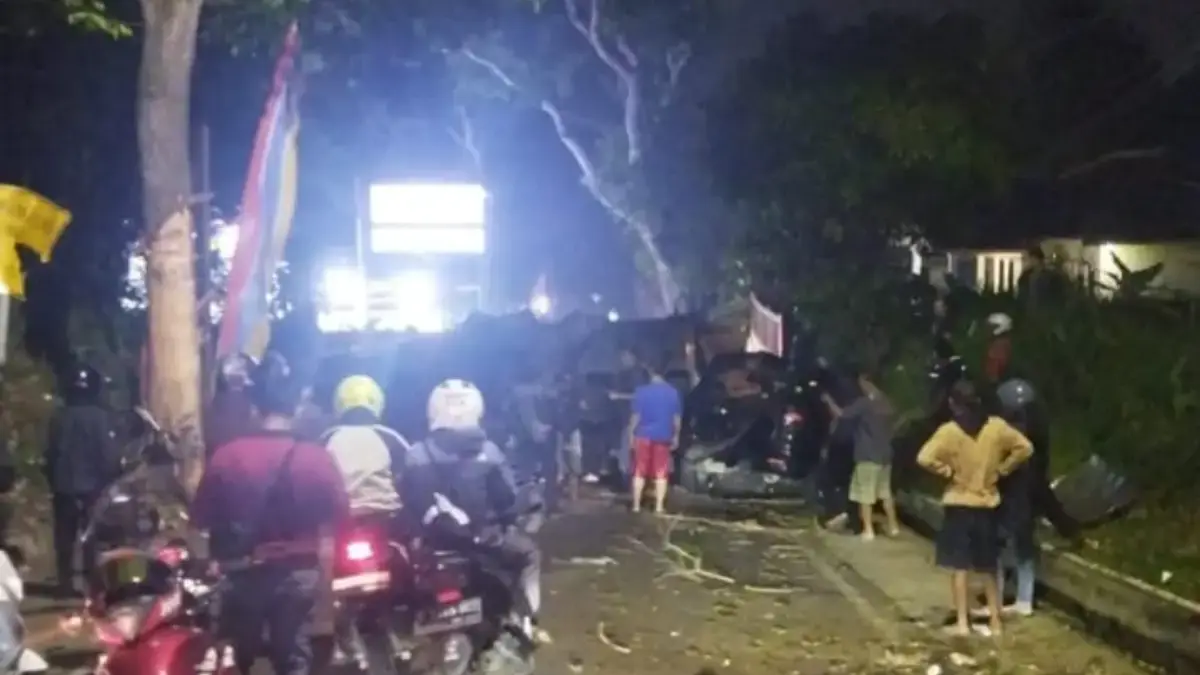 Truk tronton alami masalah kendali dan terguling di jalan Kolmas KBB menuju Cimahi (ist)Truk tronton alami mas