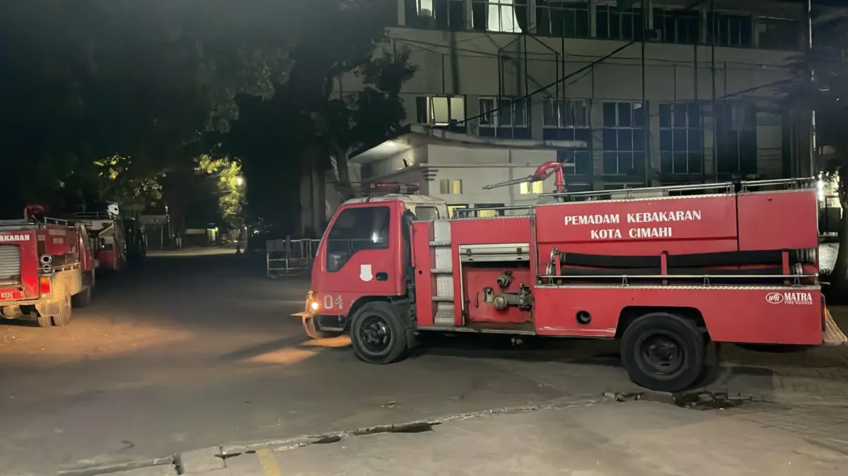 Damkar Kota Cimahi Saat Menuju Lokasi Rumah Warga yang Terbakar (mong)Damkar Kota Cimahi Saat Menuju Lokasi Ru