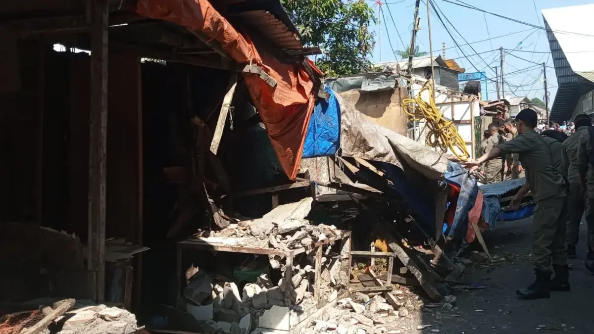 Tertibkan PKL, Satpol PP Bogor Relokasi 130 Pedagang di Pasar Cisarua Petugas Satpol PP Kabupaten Bogor saat membongkar PKL di Pasar Cisarua
