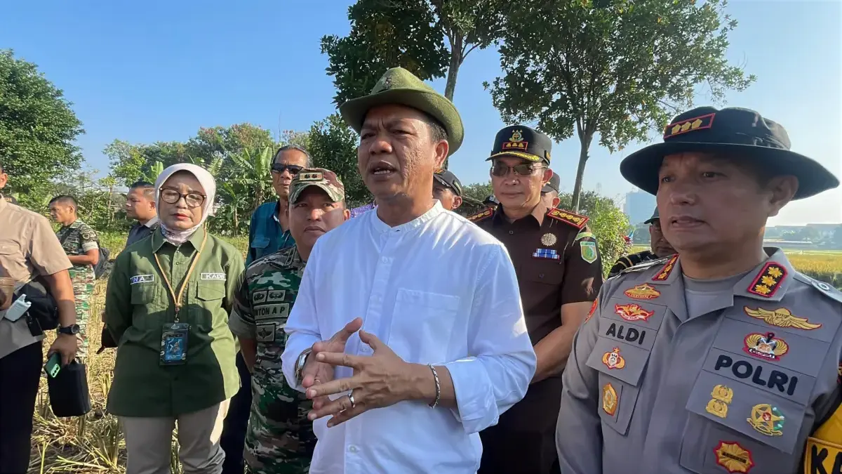 Bupati Bandung Dadang Supriatna saat ditemui dalam kegiatan Panen Raya Padi di Dayeuhkolot, Kabupaten Bandung,