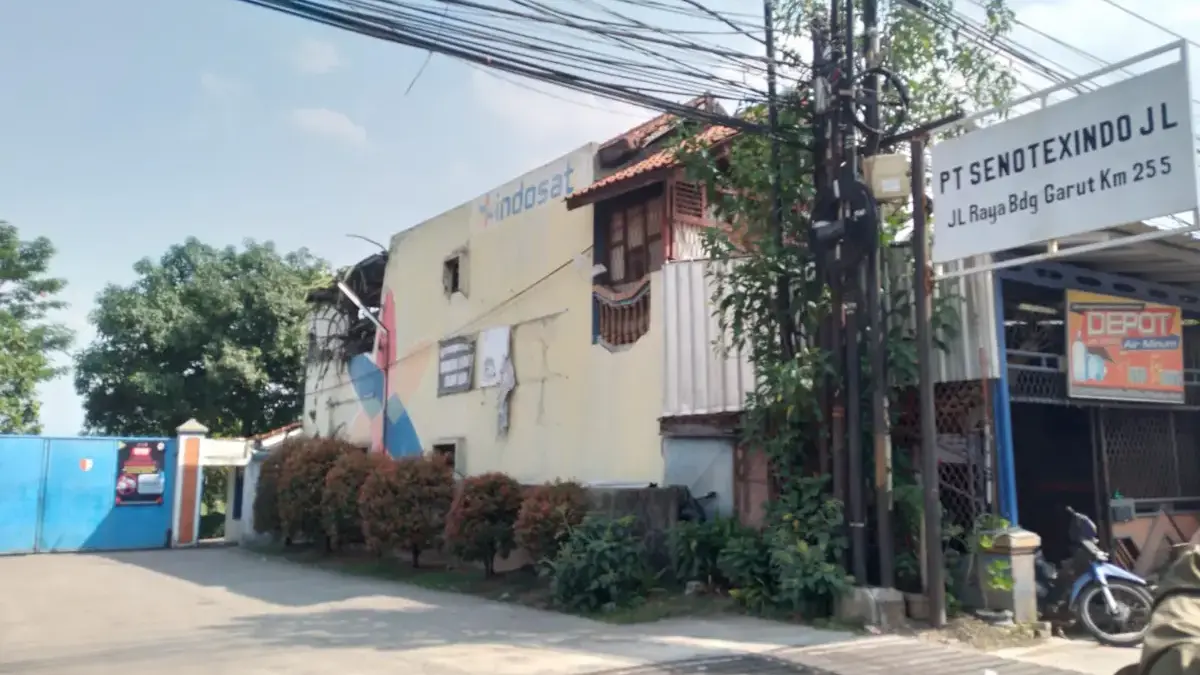 Gerbang depan perusahaan tekstil penyedia jasa celup benang dan produsen benang jahit PT Sanotexindo Jaya Lest