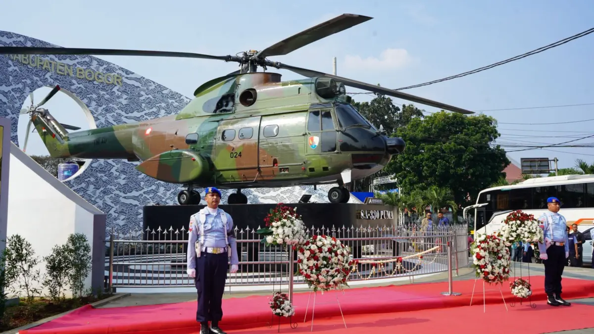Tugu Helikopter S.A 330 Puma di Simpang Empat Kandang Roda, Kabupaten Bogor